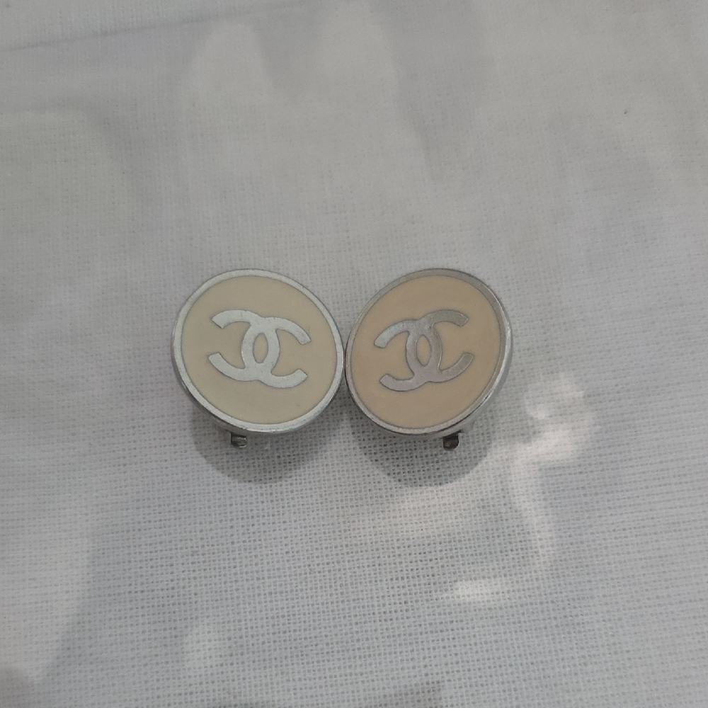 CHANEL Cream and Silver Clip-on Earrings - Picture 2 of 9